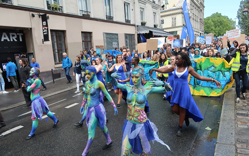 Marche pour l'océan lors de la journée mondiale de l'océan à Paris